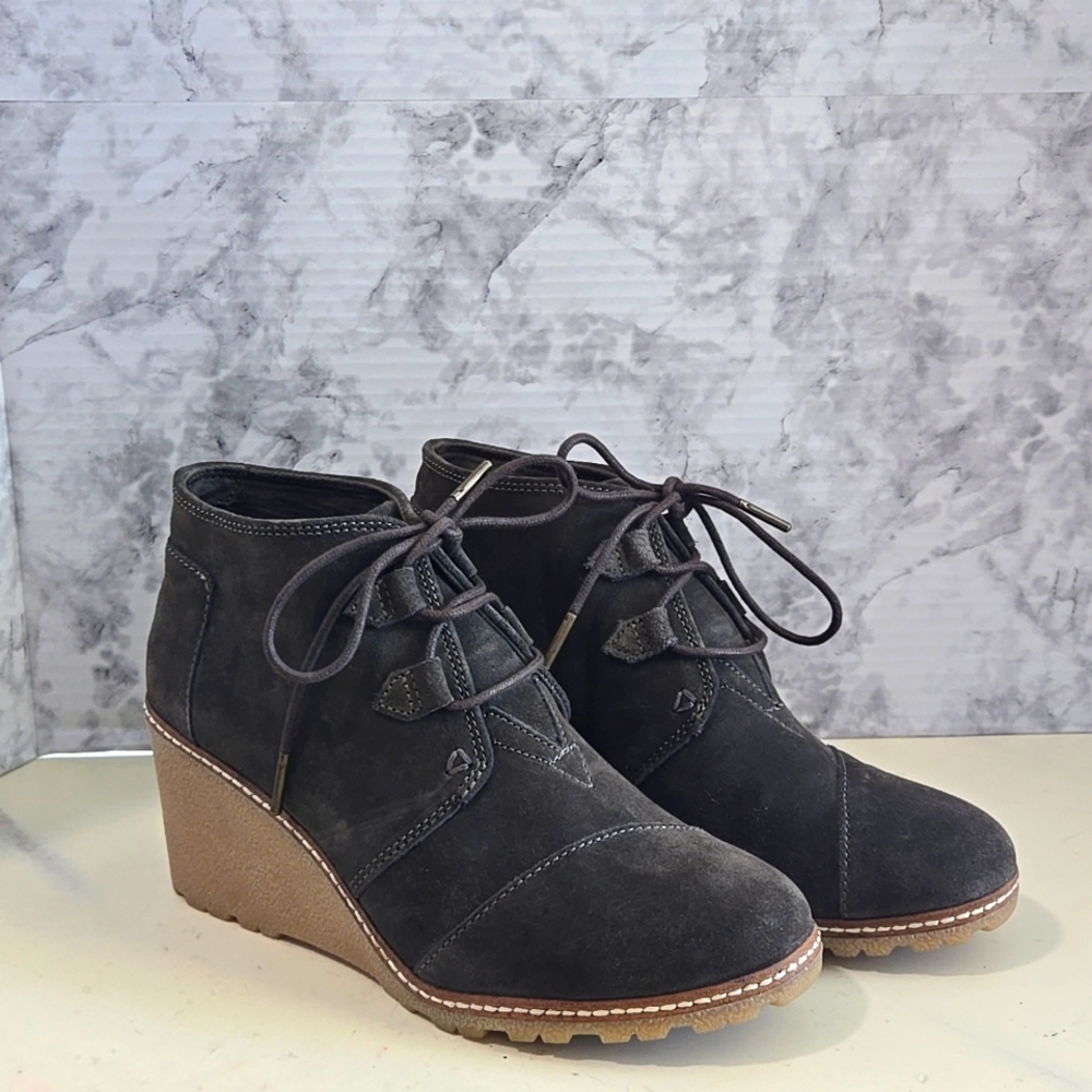 Toms olive green suede wedge booties size 8.5